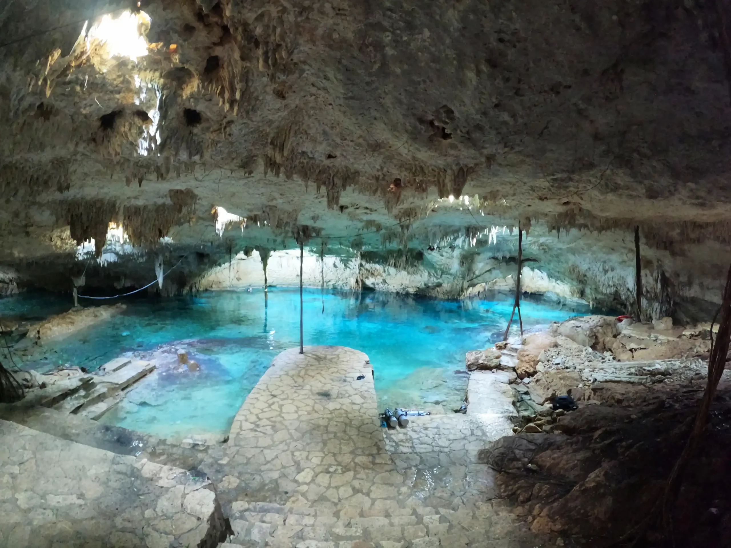 Entrada a una caverna de cenote con agua cristalina en la Riviera Maya cerca de Cancún