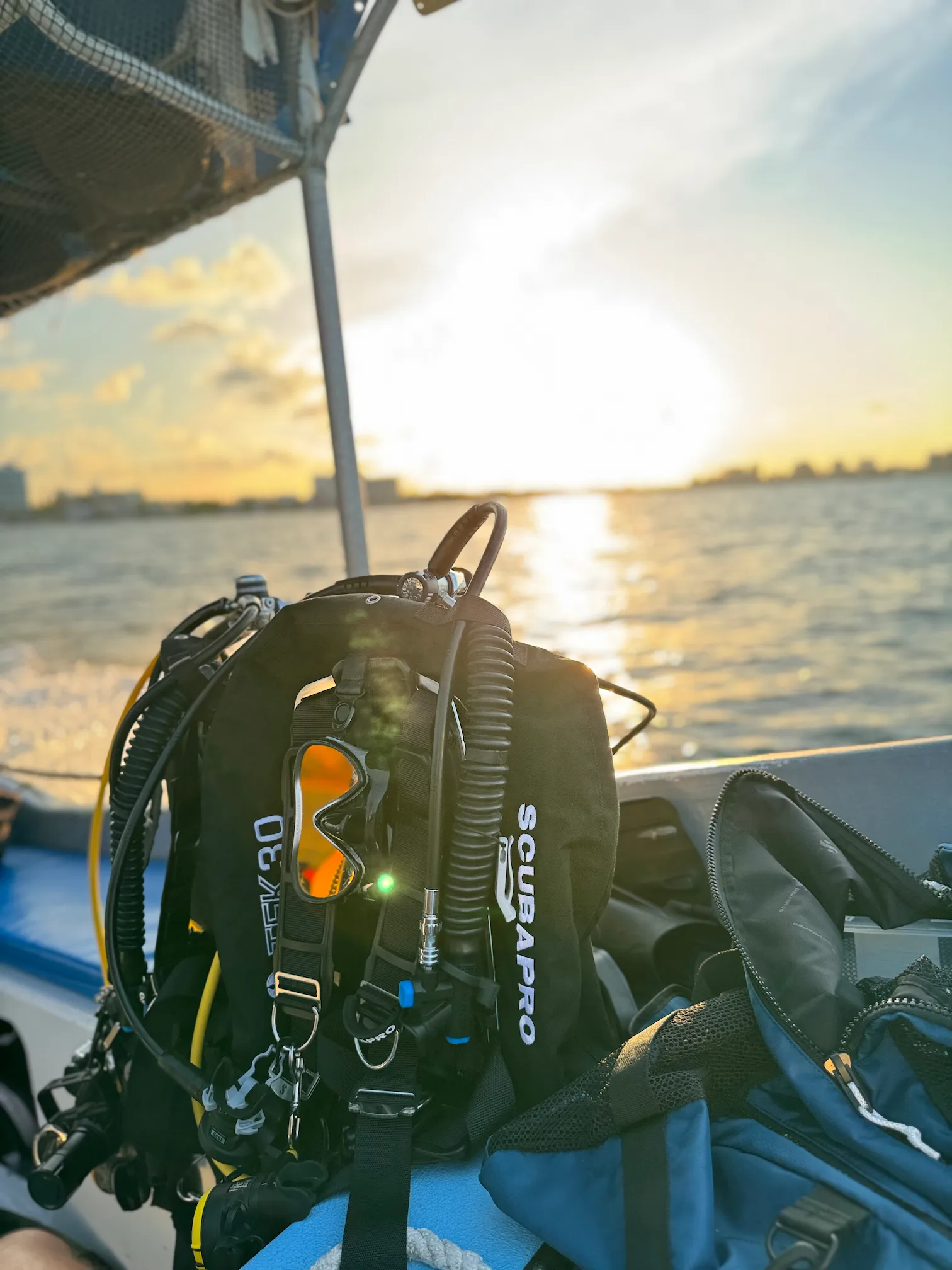 Equipo de buceo en un barco en Cancún antes de una inmersión de entrenamiento PADI