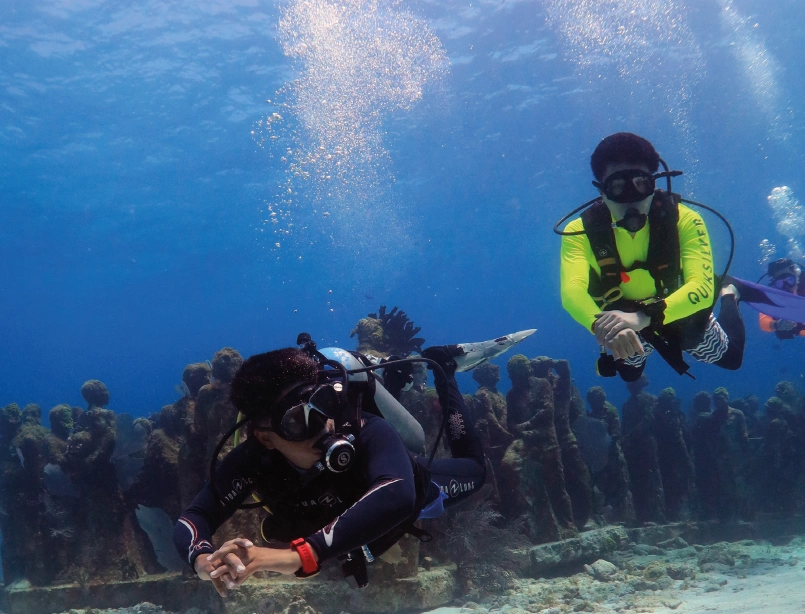 Inmersión de entrenamiento de curso PADI en Cancún en el museo subacuático MUSA